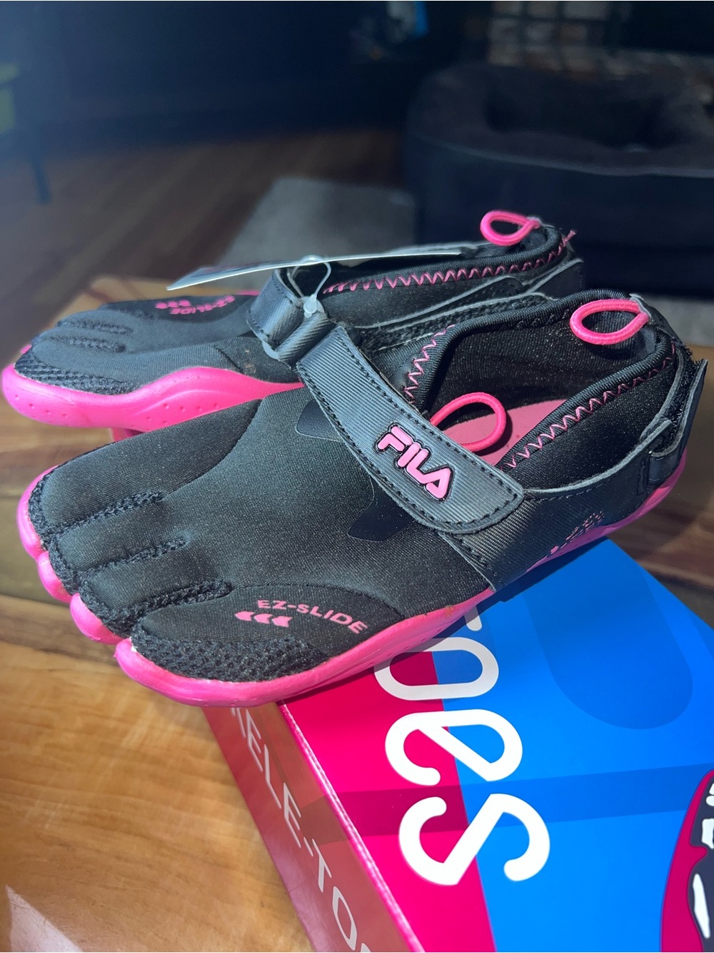 FILA Kids Skeleton-toes Ex Slide Drainage Black and Hot Pink Five-Toe Size 1